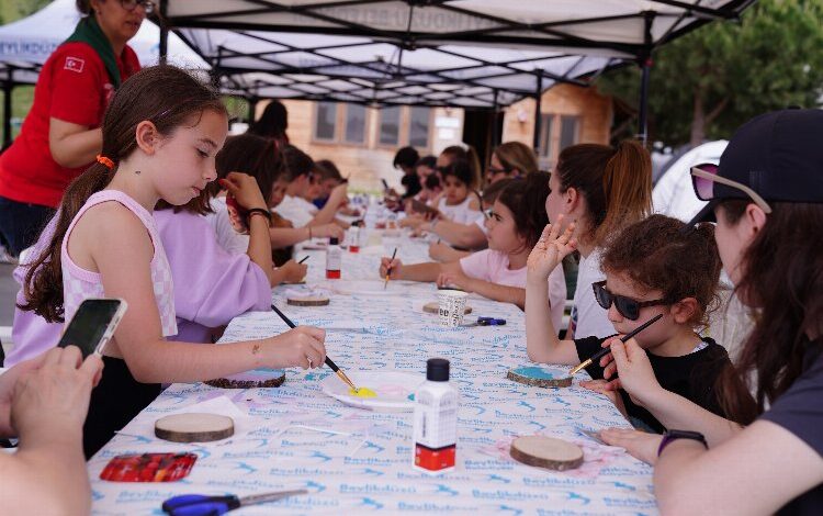 Beylikdüzü’nde minik izcilerden depremzede çocuklara hediyeler
