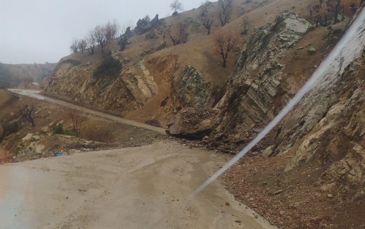 Batman Sason’da heyelan 10 köyün yolunu kapattı