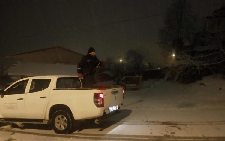 Kocaeli İzmit’te aralıksız yol açma ve tuzlama çalışması