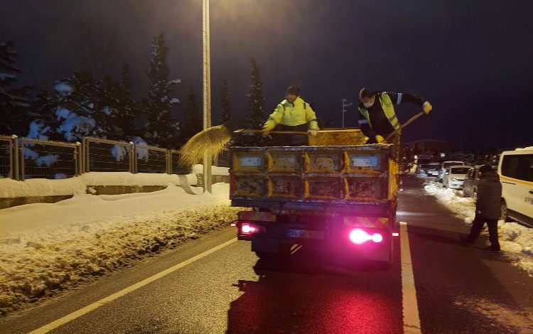 Kocaeli Gebze bölgesinde buzlanmaya karşı tuz ve solüsyon