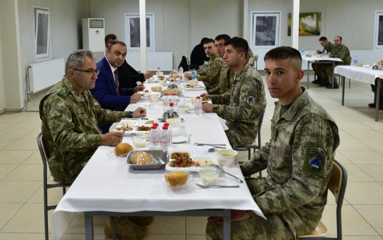 Kilis Valisi Soytürk sınırda iftar yaptı
