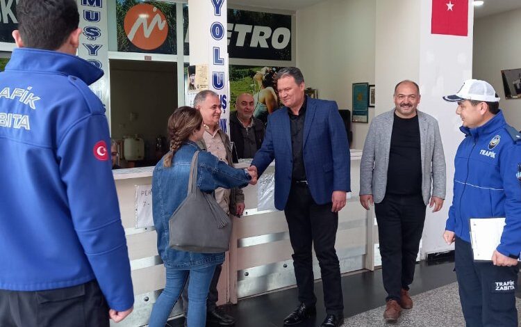 Manisa’da terminallerde hem denetim, hem bayramlaşma Manisa’da terminallerde hem denetim, hem bayramlaşma