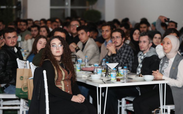 Sakarya Büyükşehir Belediye Başkanı Yüce, öğrencilerle buluştu Sakarya Büyükşehir Belediye Başkanı Yüce, öğrencilerle buluştu