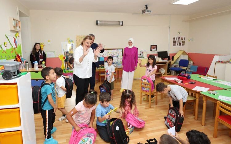 İzmit’te Başkan Hürriyet, öğrencileri hediyelerle sevindirdi İzmit’te Başkan Hürriyet, öğrencileri hediyelerle sevindirdi