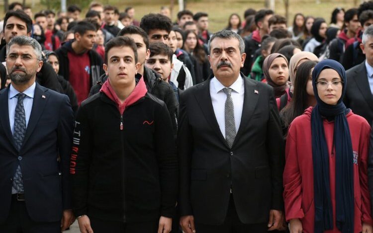 Bakan Tekin öğrencilerle Filistin için saygı duruşunda Bakan Tekin öğrencilerle Filistin için saygı duruşunda