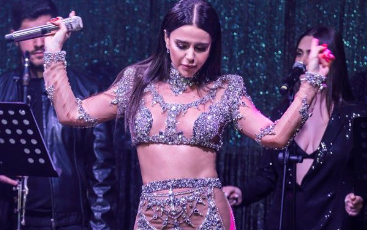 Simge’nin 2 ayrı mekanda yeni yıl coşkusu