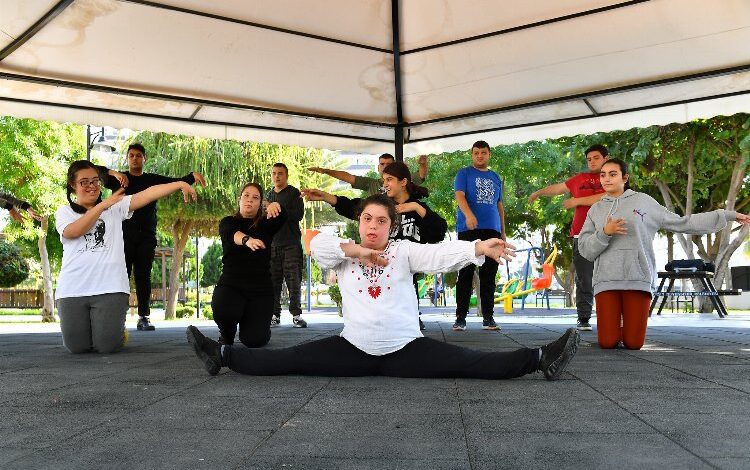 Özel bireyler birçok yörenin dansını öğreniyor