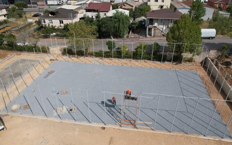 Çayırova’da yeni halı sahaların inşaatı sürüyor Çayırova’da yeni halı sahaların inşaatı sürüyor