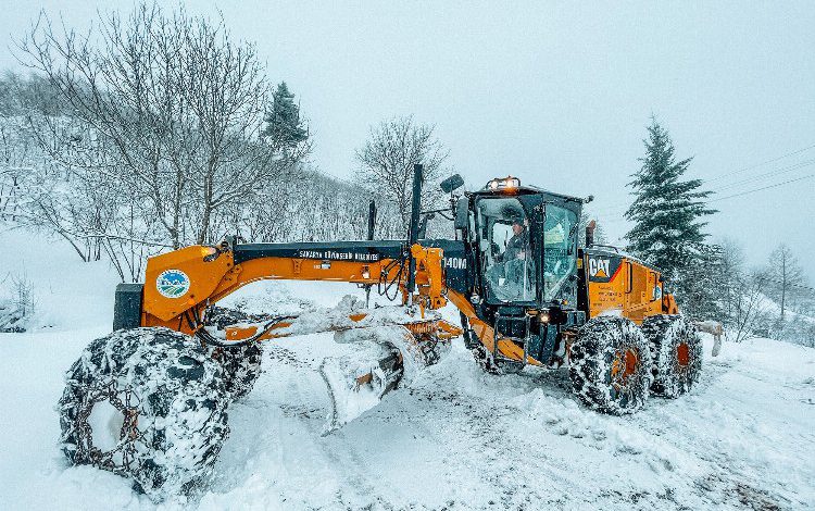 Sakarya Büyükşehir karla mücadelede: Kapalı yollar açılıyor Sakarya Büyükşehir karla mücadelede: Kapalı yollar açılıyor
