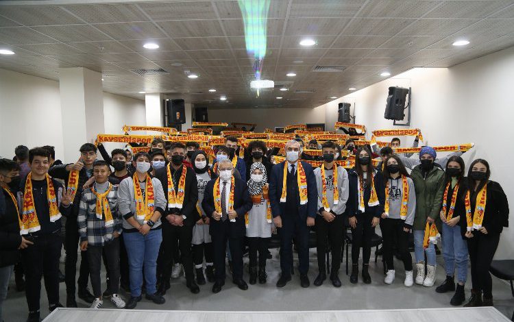 Başkan Büyükkılıç, liseli gençlerle tecrübelerini paylaştı Başkan Büyükkılıç, liseli gençlerle tecrübelerini paylaştı