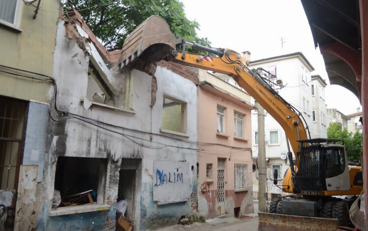 Bursa Osmangazi’de metruklar huzur için yıkılıyor Bursa Osmangazi’de metruklar huzur için yıkılıyor