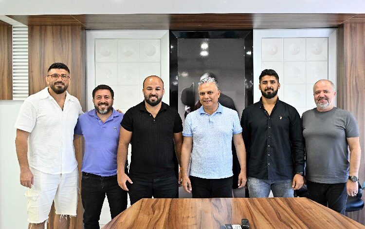 Başkan Uysal başpehlivanlarla bir arada