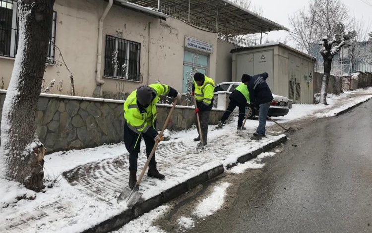 Kütahya’da kar temizleme çalışması Kütahya’da kar temizleme çalışması