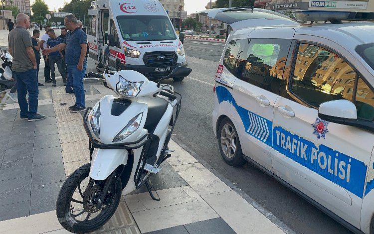 Otomobilin sıkıştırdı, motosiklet kaldırıma çarptı: 2 yaralı