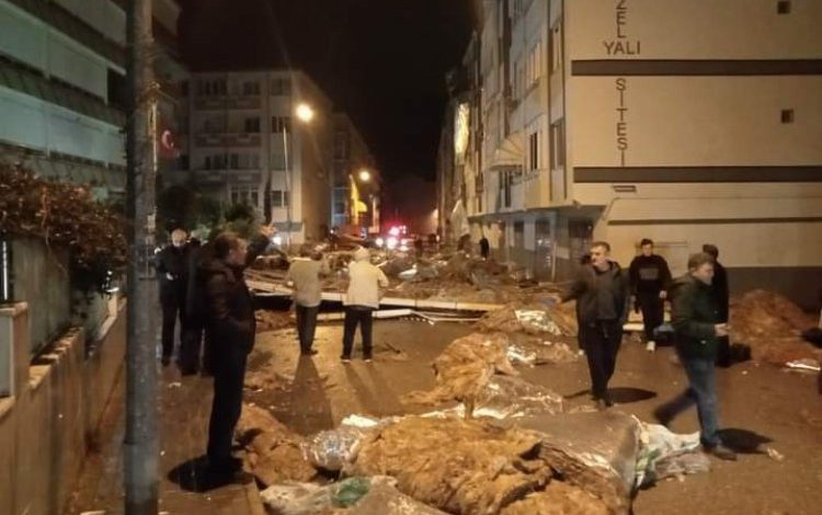 Bursa Gemlik’te lodos etkisiyle deniz taştı Bursa Gemlik’te lodos etkisiyle deniz taştı