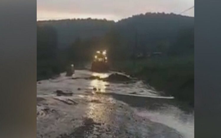 Bilecik Pazaryeri’nde taşan derelerde temizlik sürüyor