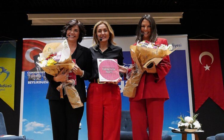 Beylikdüzü’nde ‘Cumhuriyet ve Kadın’ söyleşisine yoğun ilgi Beylikdüzü’nde ‘Cumhuriyet ve Kadın’ söyleşisine yoğun ilgi