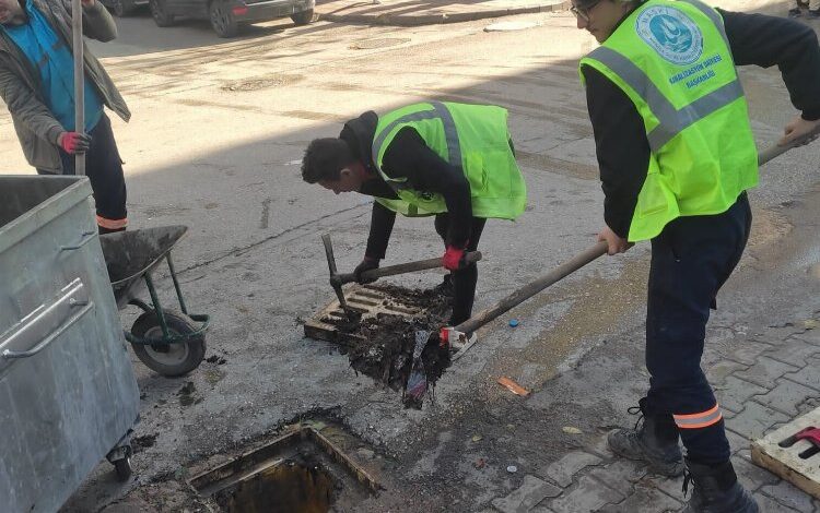 Manisa’da yağmursuyu ızgaraları temizleniyor