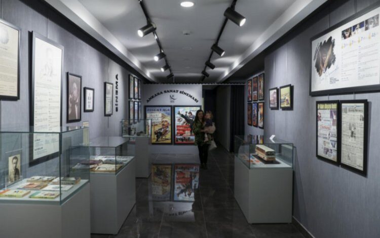 ‘1980’ler Kimlik Bunalımı’ sergisi Ankara’da sanatseverlerle buluştu ‘1980’ler Kimlik Bunalımı’ sergisi Ankara’da sanatseverlerle buluştu