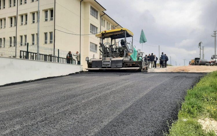 Pazaryeri’nde  okul yollarına sıcak asfalt