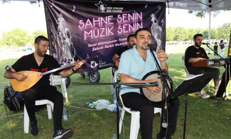 Kocaeli İzmit sahilinde sokakta müzik, yüzde tebessüm