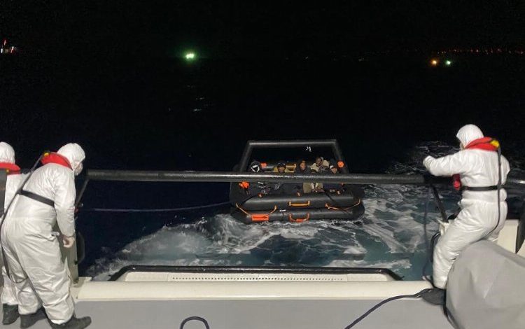 İzmir Çeşme’de 9 düzensiz göçmen kurtarıldı