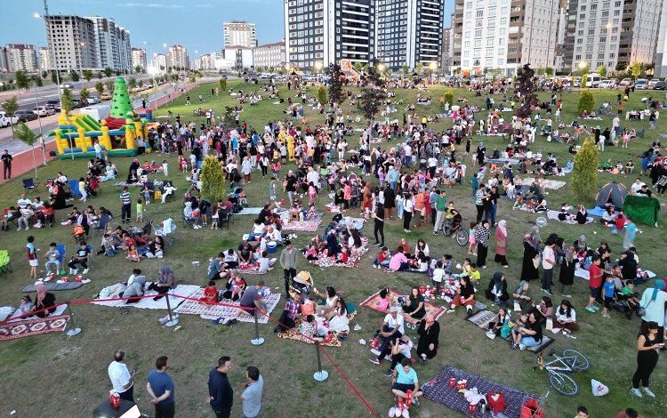 Kayseri Melikgazi’de açık hava sinema keyfi sürüyor Kayseri Melikgazi’de açık hava sinema keyfi sürüyor