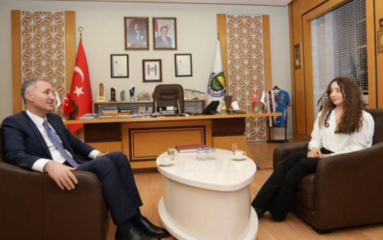 Ukrayna’da mahsur kalan Bursalı öğrenci yurda döndü Ukrayna’da mahsur kalan Bursalı öğrenci yurda döndü