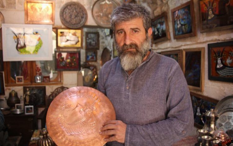 Mezopotamya’nın büyülü kızı Şahmaran’ı 40 yıldır bakıra işliyor Mezopotamya’nın büyülü kızı Şahmaran’ı 40 yıldır bakıra işliyor