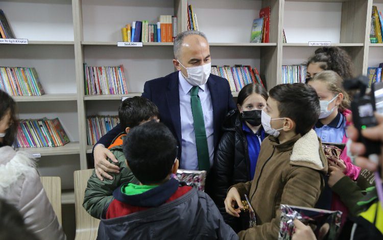 Rize Belediyesi’nden öğrencilere 3 bin kitap Rize Belediyesi’nden öğrencilere 3 bin kitap