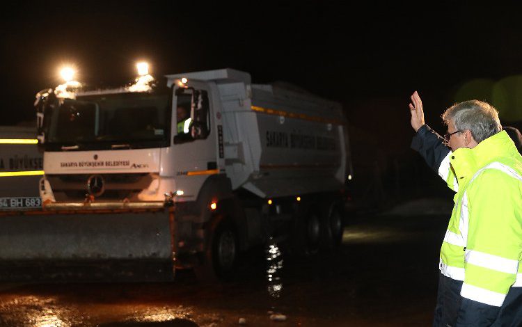 Başkan Yüce, Sakarya’da karla mücadele ekiplerini gece mesaisinde ziyaret etti Başkan Yüce, Sakarya’da karla mücadele ekiplerini gece mesaisinde ziyaret etti