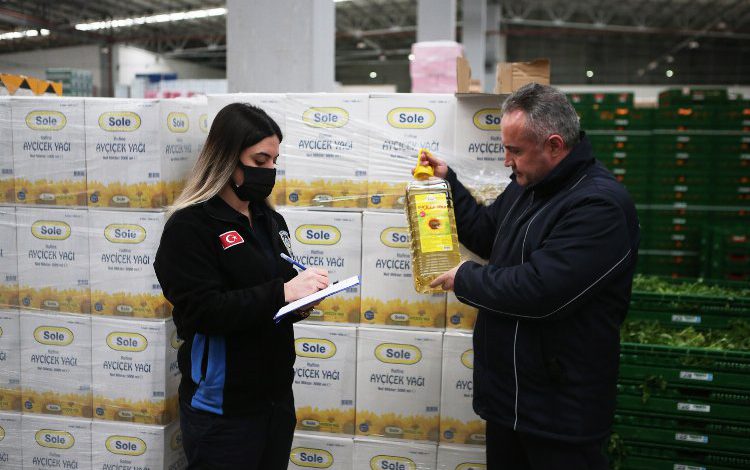 Sakarya Büyükşehir’den ‘sıvı yağ’ denetimi: Tüm depoları tek tek incelediler Sakarya Büyükşehir’den ‘sıvı yağ’ denetimi: Tüm depoları tek tek incelediler