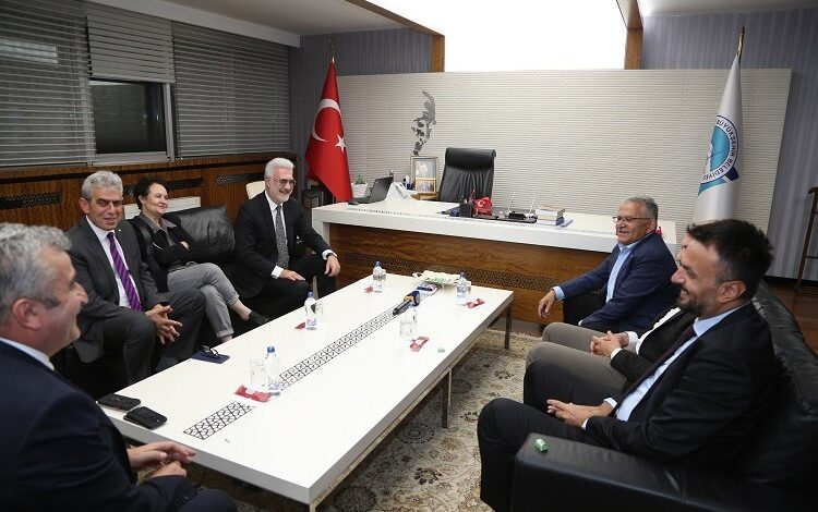 Tamer Karadağlı’dan Başkan Büyükkılıç’a ziyaret Tamer Karadağlı’dan Başkan Büyükkılıç’a ziyaret