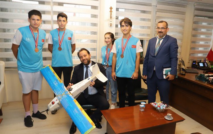 Teknofest ödüllü Bursa’nın ‘Feza’sına eğitimci imzası Teknofest ödüllü Bursa’nın ‘Feza’sına eğitimci imzası