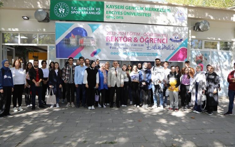 ERÜ Rektörü yeni öğrencilerle bir araya geldi