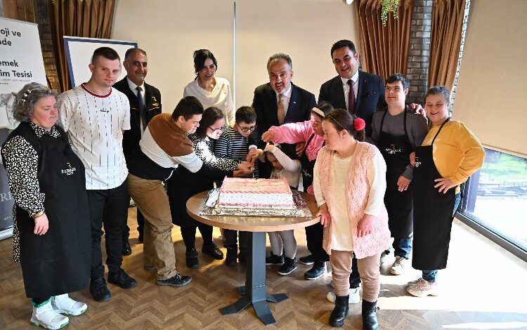 Bursa’da ‘özel şefler’ mutfakta hünerlerini sergiledi Bursa’da ‘özel şefler’ mutfakta hünerlerini sergiledi