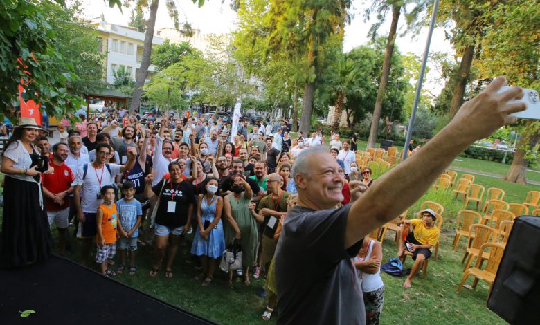 Tiyatro üreticileri İzmir’den seslendi: “Dijital tiyatro olmaz!” Tiyatro üreticileri İzmir’den seslendi: “Dijital tiyatro olmaz!”