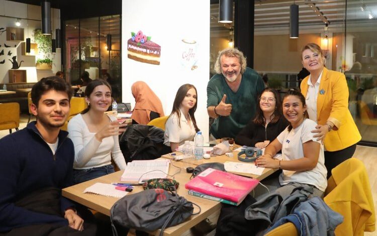 Tiyatro sanatçısından Leyla Atakan Kütüphanesi’ne ziyaret Tiyatro sanatçısından Leyla Atakan Kütüphanesi’ne ziyaret