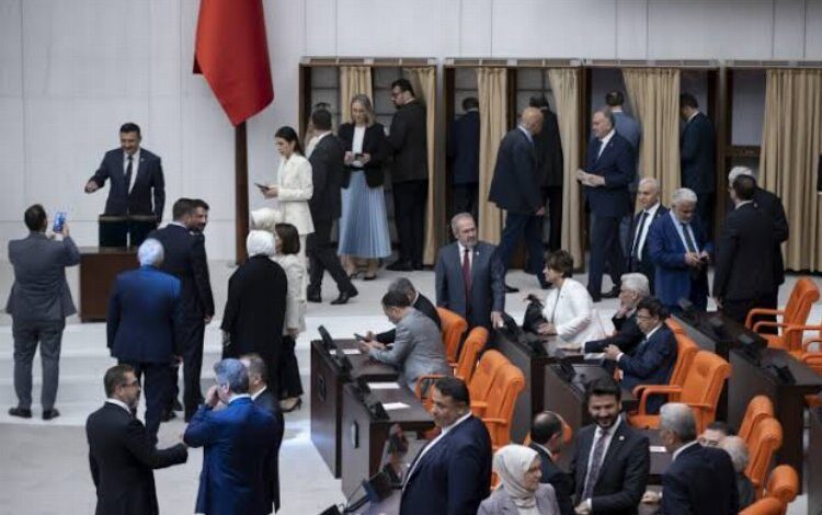 İlk iki turda 400’e ulaşılamadı… Üçüncü tura geçildi İlk iki turda 400’e ulaşılamadı… Üçüncü tura geçildi