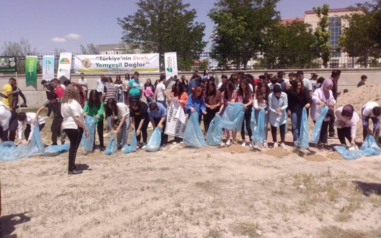 Aksaraylı çevrecilerden toprak mesajı Aksaraylı çevrecilerden toprak mesajı