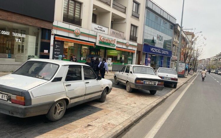Düzce’de kaldırımlar otopark oldu! Düzce’de kaldırımlar otopark oldu!