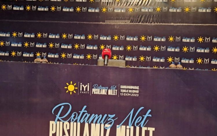 Genel Başkan Akşener’in yüzü gözükmüyor dediler, mikrofonları indirdiler! Genel Başkan Akşener’in yüzü gözükmüyor dediler, mikrofonları indirdiler!