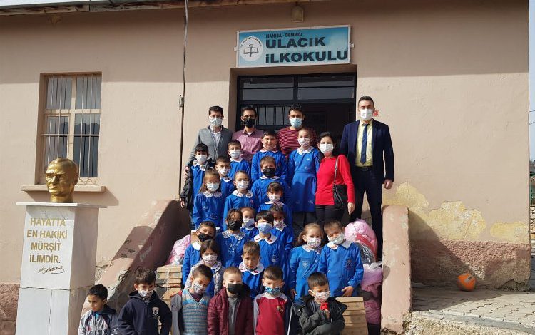 Manisa Büyükşehir’den Demircili öğrencilere sıcak hediye Manisa Büyükşehir’den Demircili öğrencilere sıcak hediye