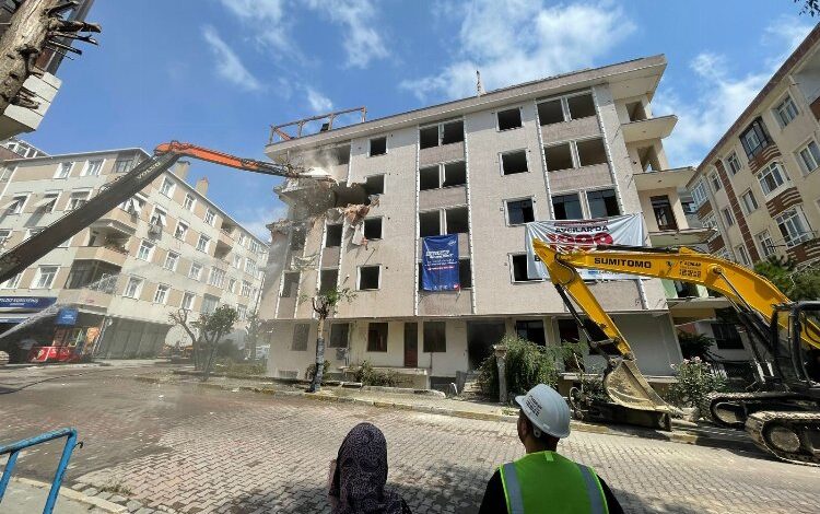 Yüksek riskli binalar yıkılıyor Yüksek riskli binalar yıkılıyor