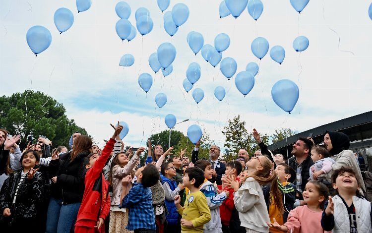 Mavi balonlar Bursa’dan gökyüzüne bırakıldı