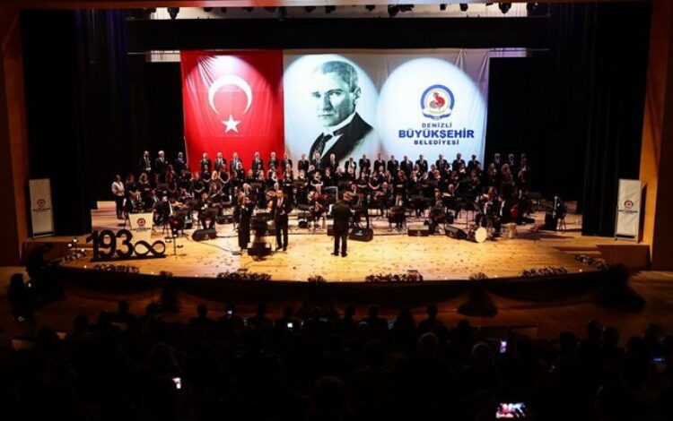 160 kişilik dev koro Ata’sı için sahnede