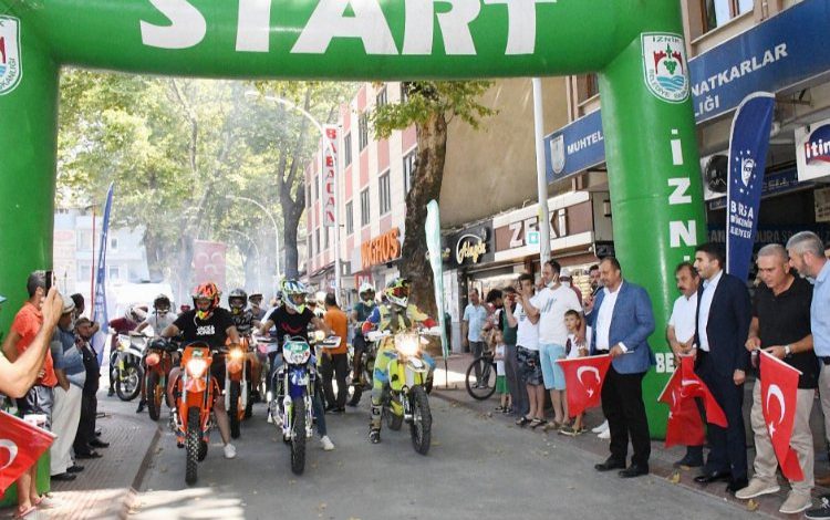 Bursa İznik’te motosikletçilerden teşekkür ziyareti Bursa İznik’te motosikletçilerden teşekkür ziyareti