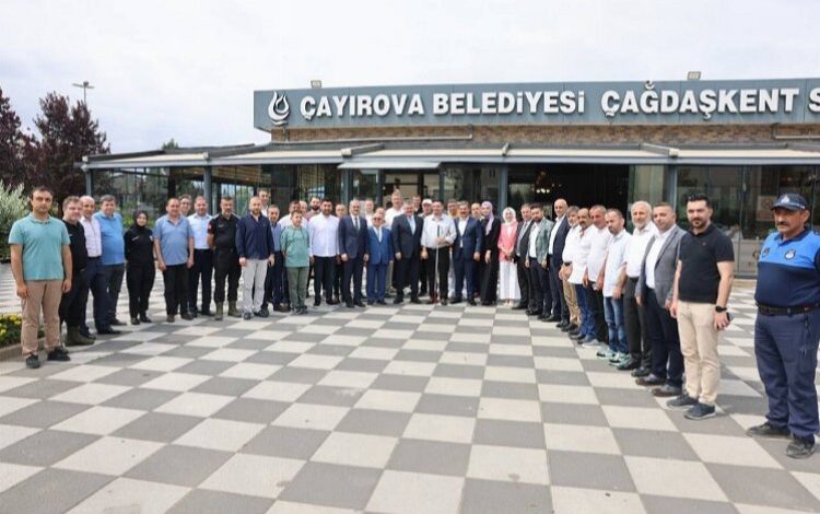 Çayırova protokolü kent bayramlaşmasında buluştu Çayırova protokolü kent bayramlaşmasında buluştu