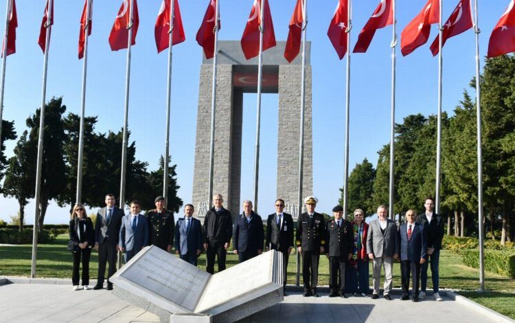 NATO Genel Sekreteri Stoltenberg Şehitler Abidesi’nde NATO Genel Sekreteri Stoltenberg Şehitler Abidesi’nde