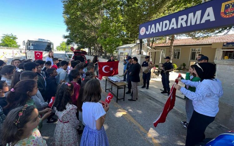Kızören Jandarması’nda 184. yılda sürprizle karşılandı Kızören Jandarması’nda 184. yılda sürprizle karşılandı